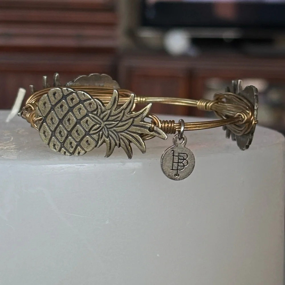 Bourbon & Bowties Gold Tone Pineapple Wire 7.5” Bangle Bracelet Tropical Fruit